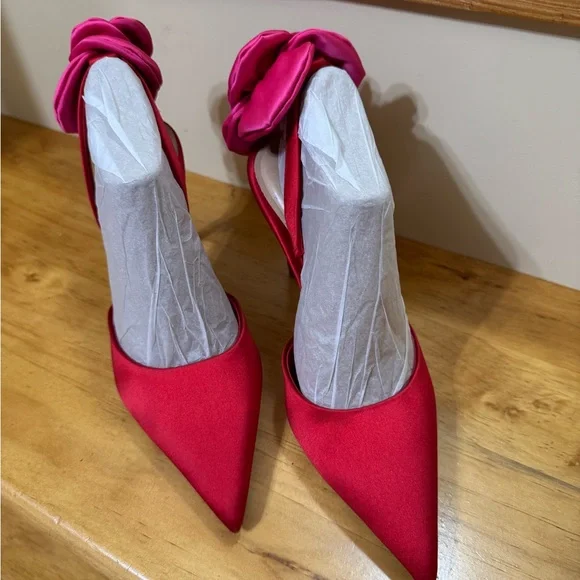 Gianni Bini -Elegant Red Women's Heels with Floral Accent - Picture 5 of 5